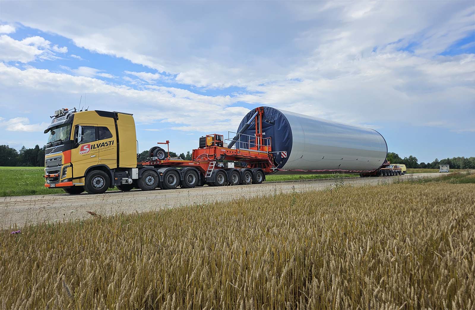 Silvasti über den neuen Mega Windmill Trailer XXL:
„Ein Stabilitätsniveau, das Maßstäbe setzt“