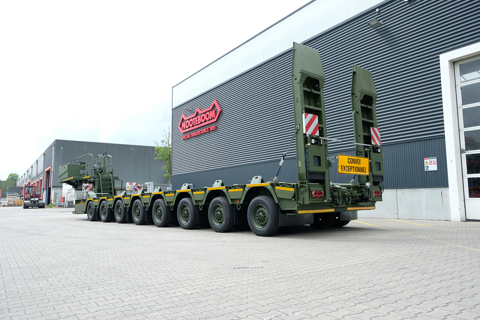 Nooteboom und Rheinmetall präsentieren fortschrittlichen 8-achsigen Militärauflieger auf der EUROSATORY